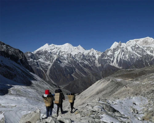 Decending From Larke La ()